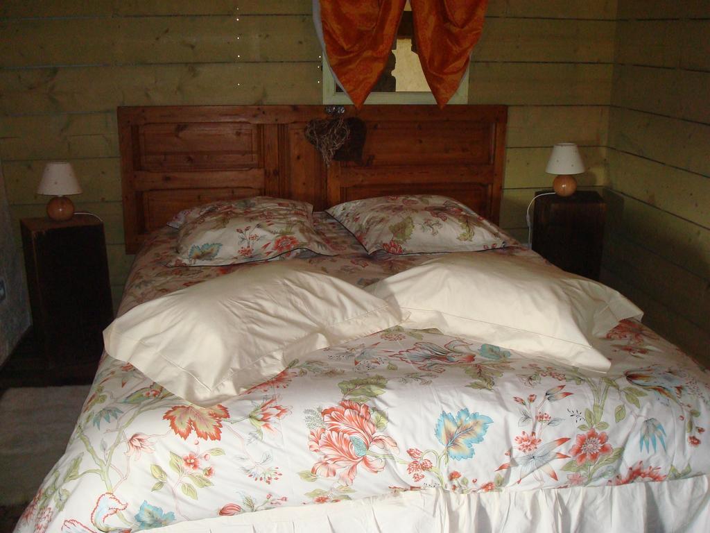 Aux Greniers A Reves Bed & Breakfast Plestan Exterior photo