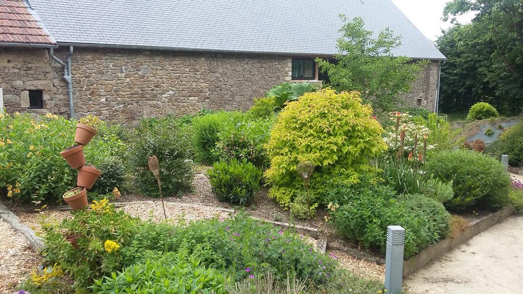 Aux Greniers A Reves Bed & Breakfast Plestan Exterior photo