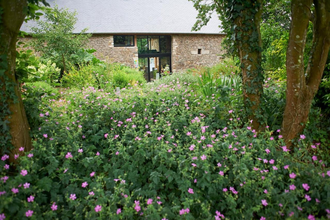Aux Greniers A Reves Bed & Breakfast Plestan Exterior photo